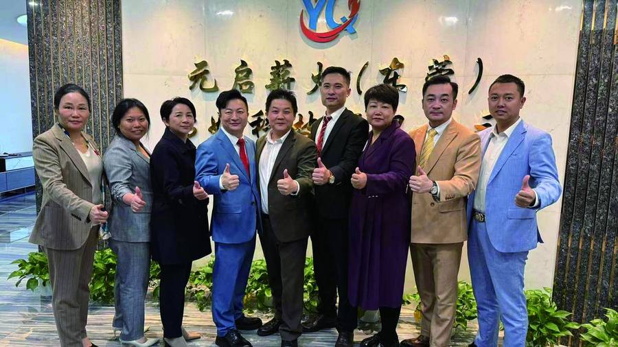 客户来访合影