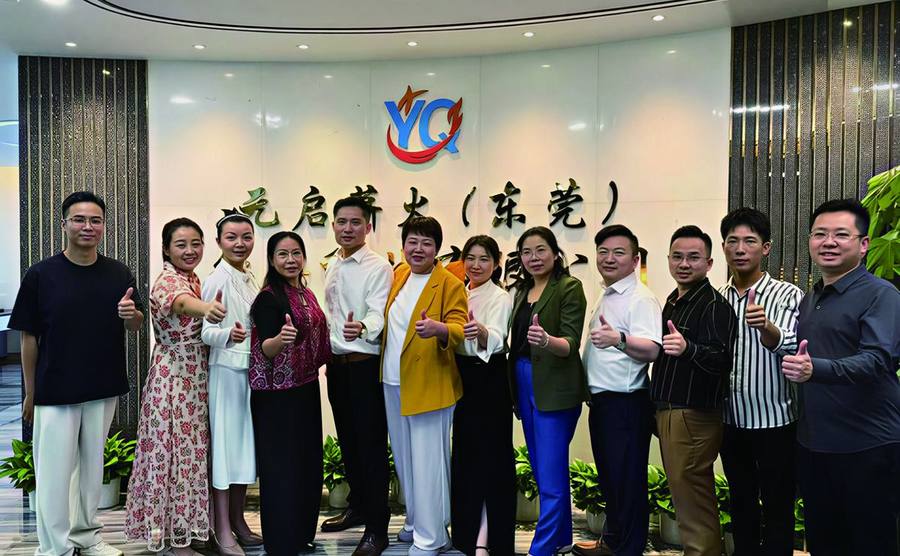 客户来访合影